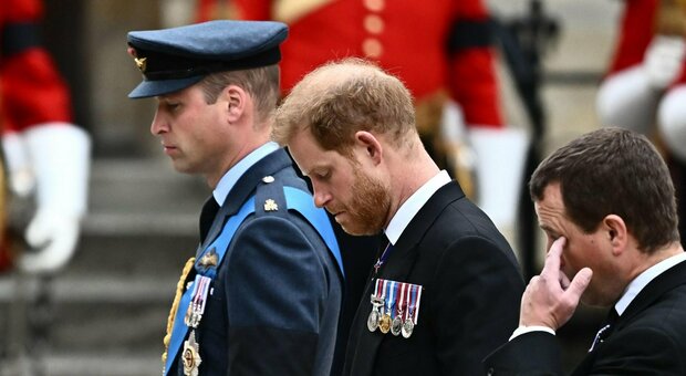 Funerali Elisabetta, la commozione di Harry: il duca di Sussex in lacrime nell'abbazia di Westminster