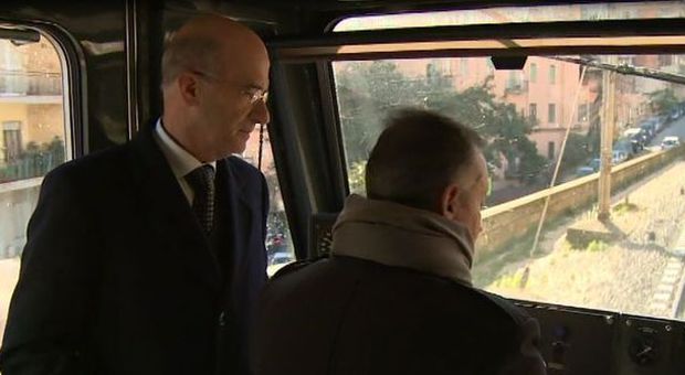 Campania, l'assessore ai Trasporti visita i nuovi treni Eav per Cumana e Circumflegrea | Video