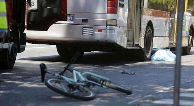 Roma, ciclista muore investito da autobus in via Cristoforo Colombo