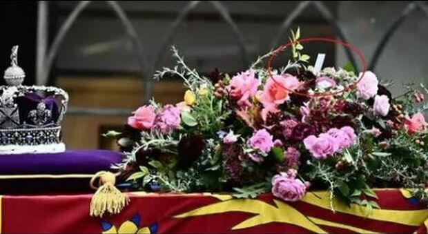 Funerali Elisabetta, il biglietto di Re Carlo sul feretro: l'ultimo omaggio, cosa c'è scritto