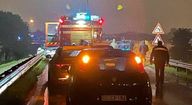 Incidente nel veneziano, l'auto sbanda e si schianta sul guard-rail: morti due ventenni, feriti i tre amici