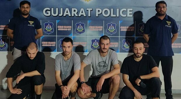 India, arrestati quattro writers italiani: hanno disegnato sulla metro della capitale del Gujarat (Foto Indian Express)