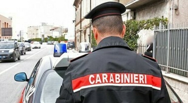 Colpisce carabiniere in caserma e si dà alla fuga: caccia all'uomo a Capua