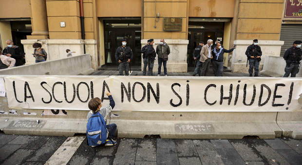 Scuole chiuse in Campania, De Luca spiega l'ordinanza: «Oggi 1.261 positivi, le mezze misure non servono più»