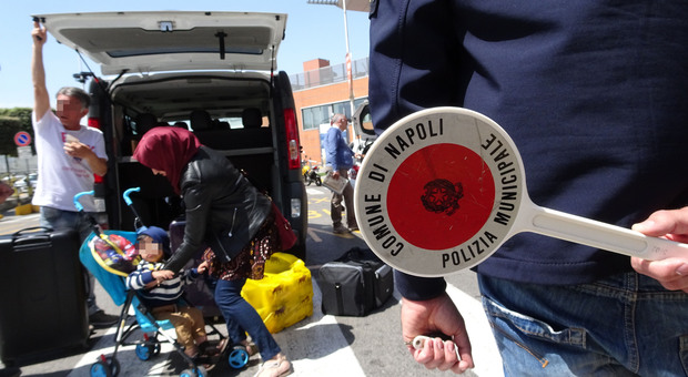 Napoli, giungla trasporti: raffica di multe a taxi abusivi e tassisti indisciplinati