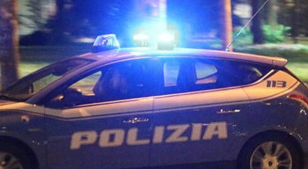 Milano, ruba una bottiglia di liquore e palpeggia la barista: 48enne arrestato