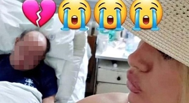 Modella scatta un selfie con il papà appena morto e la pubblica sui social: travolta dagli insulti