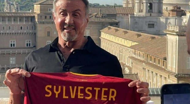 Sylvester Stallone “tifoso” della Roma: eccolo con la maglia giallorossa nella Capitale