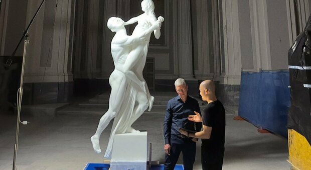 Il CEO di Apple Tim Cook con lo scultore Jago nel suo studio ai Vergini
