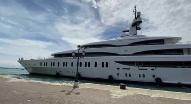 Venezia, ecco il mega yacht dell'ex di Mariah Carey: lungo 108 metri con un night club di lusso