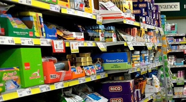 Terrore al supermarket: sfodera la pistola per far rispettare la fila