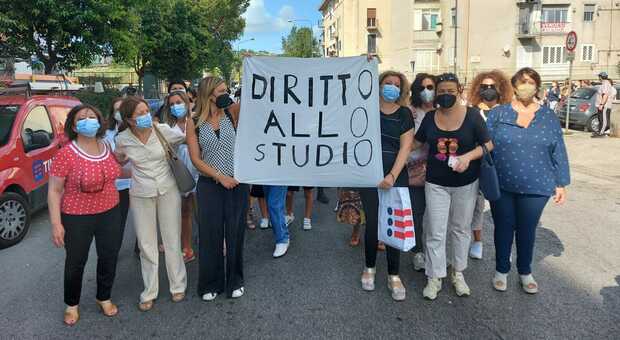 Napoli, protesta a Soccavo per la scuola Scherillo: «Vogliamo la scuola»