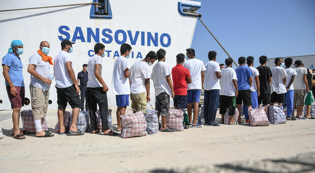 Ue a Italia, agevolare sbarco migranti, c'è dovere legale