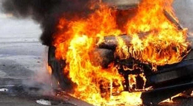 Incidente mortale, bus dell'università si scontra con il pickup e prende fuoco: 9 morti
