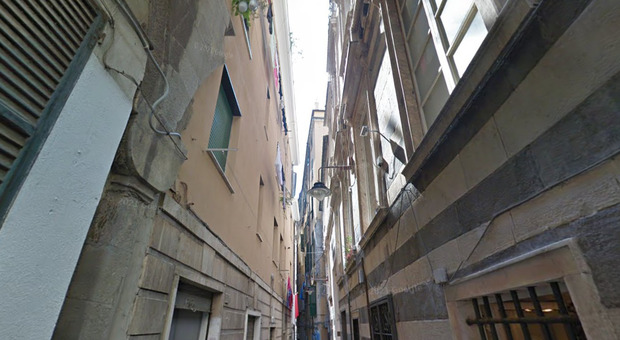 Genova, uomo trafitto da una freccia in strada: «Un residente l'ha scagliata con la balestra»