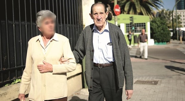 Il ginecologo imputato del traffico dei bambini rubati, Eduardo Vela, passeggiando con la moglie a Madrid