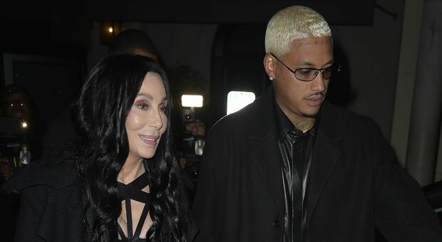 A sinistra Cher, a destra il suo compagno Alexander.