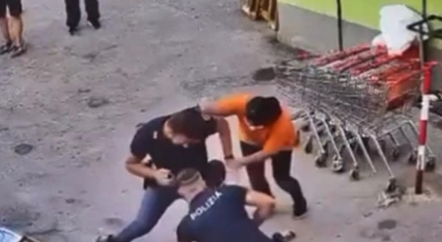 «Commerciante cinese placcato dai poliziotti a Frattamaggiore», indagine sul video choc diventato virale