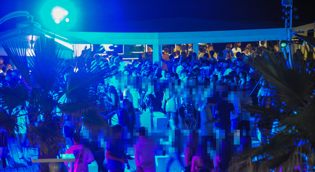 Festa nella discoteca Ecu di Rimini con mille persone: chiusi tre locali in Riviera