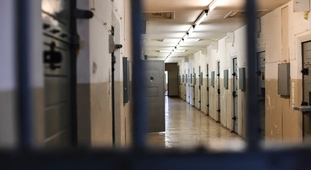 Detenuto prende a pugni due agenti, ancora violenza nel carcere di Avellino