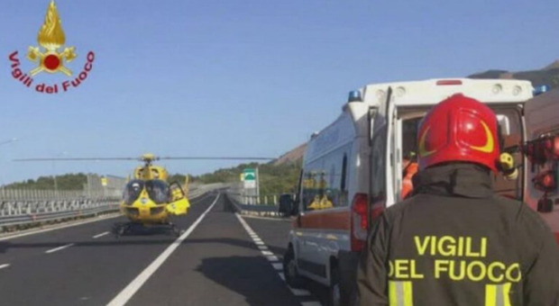 Incidente sull'Autostrada del Sole: cinque feriti, donna di Nocera grave