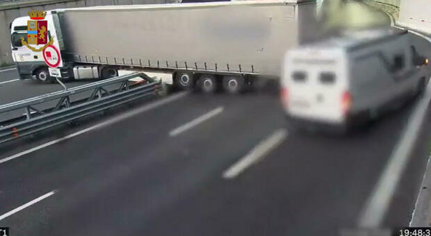 Un tir e un'auto fanno inversione a U: panico in autostrada a Genova, cos'è accaduto ieri sera