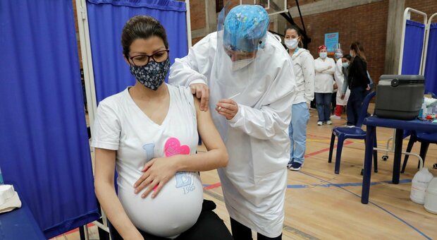 Gravidanza e Covid, dopo il vaccino gli anticorpi rimangono nel latte materno fino a 4 mesi