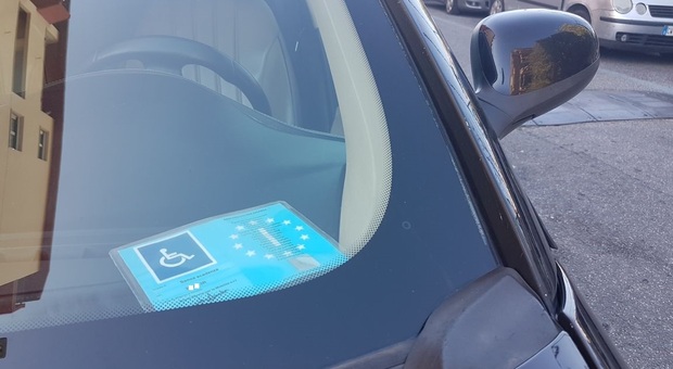 Parcheggia l'auto con pass per disabili contraffatto: denunciata