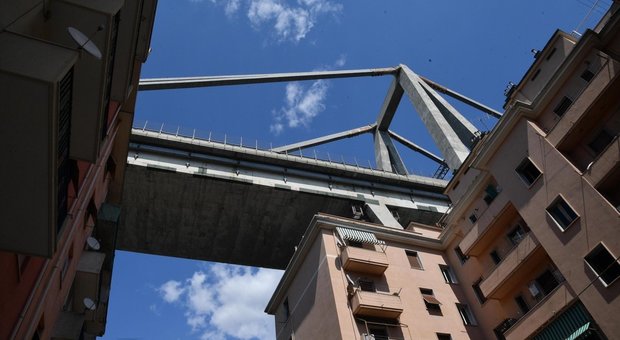Genova, l'ipotesi sulla causa del crollo: «Rottura di uno strallo ha provocato il collasso»