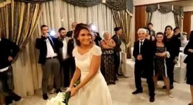 Il lancio del bouquet si trasforma in proposta di matrimonio: il video è virale