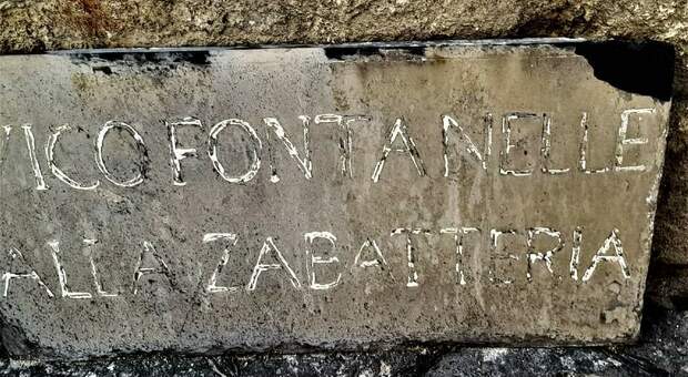 Napoli, "vico fontanelle alla Zabatteria", la targa borbonica dimenticata per strada