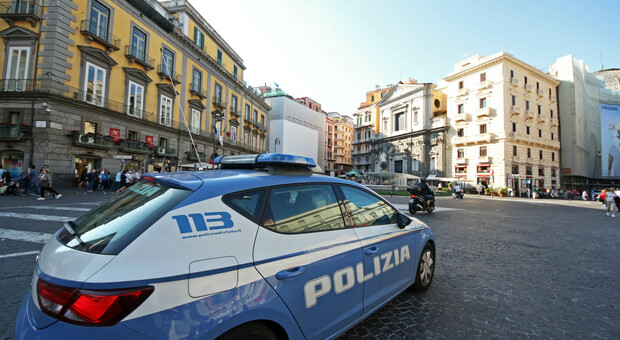 Napoli, minaccia il titolare di un bar a piazza Trieste e Trento: denunciato 43enne eritreo