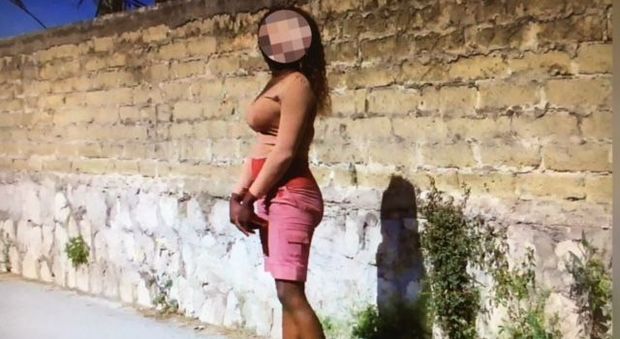 Viaggio nel dedalo della Domiziana tra spaccio e prostituzione: «Qui comandano gli africani»