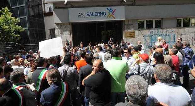 Asl Salerno: congelati gli aumenti in busta paga, dipendenti in rivolta