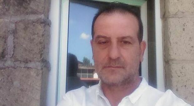 Professore ucciso a Melito: «L'assassino è il bidello». Sangue a casa e a scuola