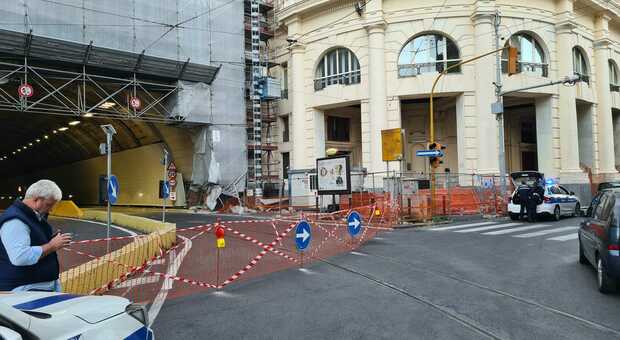 Galleria Vittoria di Napoli, auto contro le impalcature: dopo la chiusura riaprono via Partenope e il tunnel