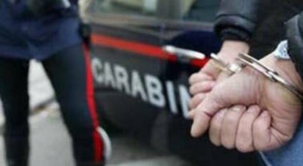 Tappezzeria della droga scoperta dai carabinieri, arrestati padre e figlio