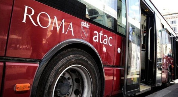Roma, autista Atac choc: alla guida del bus con un «gratta e vinci». L'azienda lo sospende