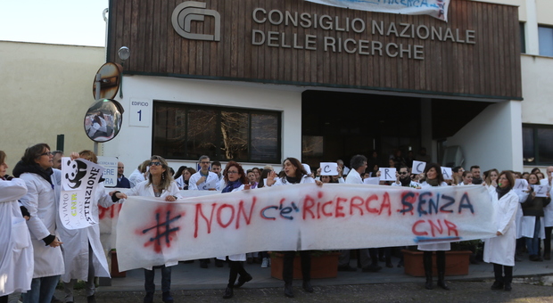 Napoli, protesta il personale Cnr: «No ai tagli alla Ricerca»