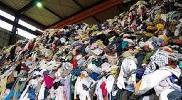 Un accumulo di rifiuti tessili