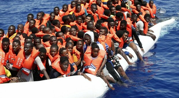 Naufragio a largo della Libia, le Ong accusano l'Europa. «Navigavamo fra i cadaveri»