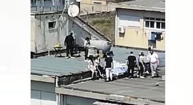 Coronavirus Palermo, festa e grigliata sul terrazzo condominiale: arriva l'elicottero della polizia ed è fuggi fuggi
