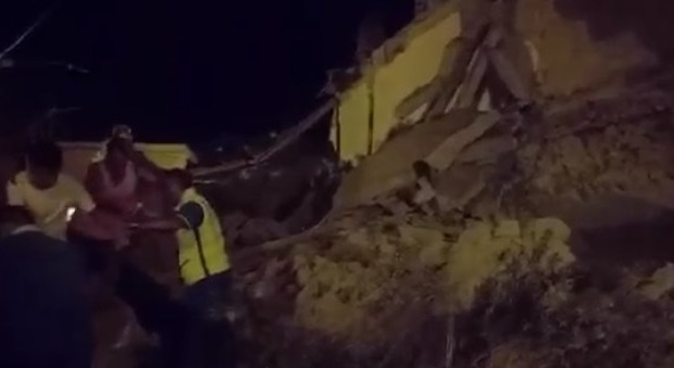 Terremoto a Ischia, è emergenza. Un morto, feriti e dispersi. Sette persone, anche i bambini sotto le macerie. Case crollate | Video
