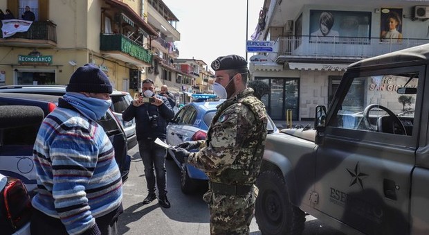 Coronavirus a Napoli, scattano i controlli dell'esercito: blocchi a Pianura