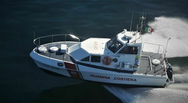 Guardia Costiera salva bagnanti nel Vesuviano: due barche in avaria e materassino al largo