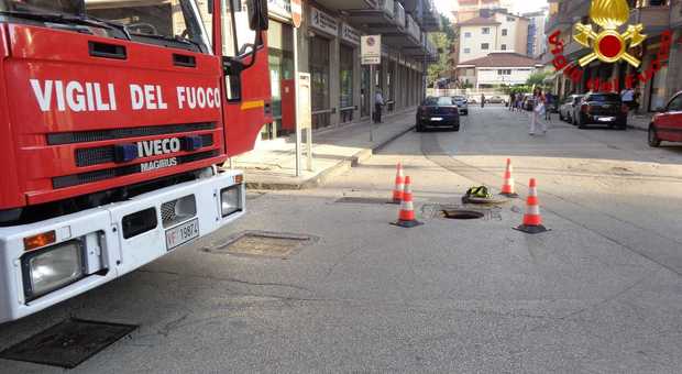 Scoppia cavo dell'energia elettrica in un tombino, black out nel centro di Avellino
