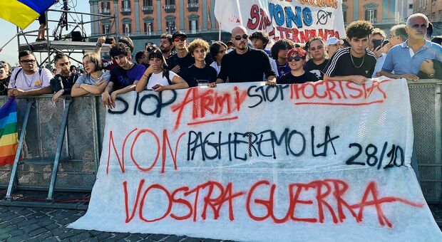 Manifestazione per la pace a Napoli, gli studenti contestano De Luca: «Stop ipocrisia. Non ci strumentalizzate»