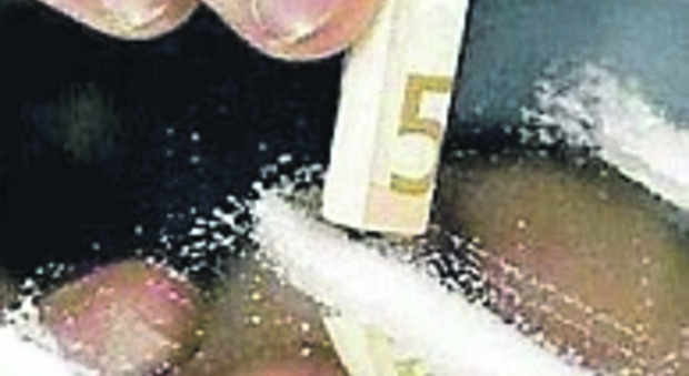Spaccio di droga a Ponticelli, preso pusher con 22 grammi di cocaina, 6 grammi di hashish e 75 euro
