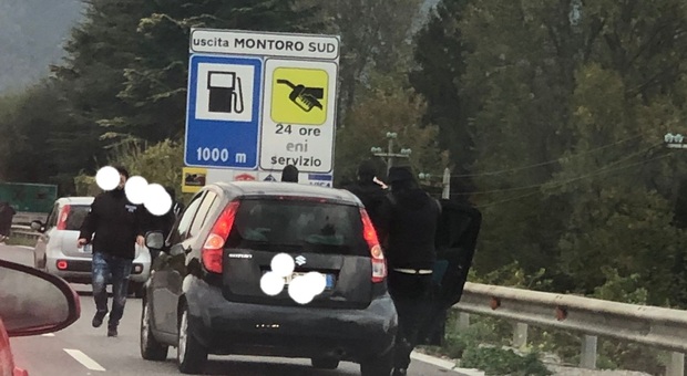 Raccordo Avellino-Salerno, ultrà di Pagani bloccano la strada e picchiano automobilisti