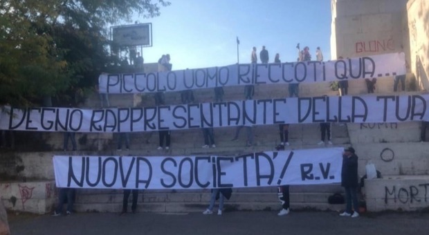 Roma, striscione contro Spalletti: «Piccolo uomo, rieccoti qua»